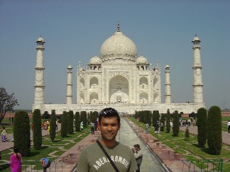  Sham infront of the Taj